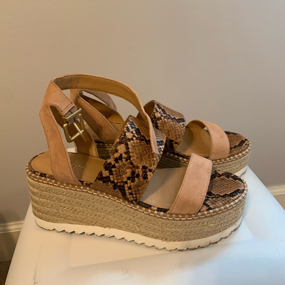 Trendy wedged sandals!! With strap 🌸🌸